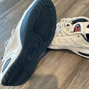 Reebok Iverson Mid Big Kid White Batik Blue Size 4